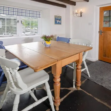 Priest End, 펜션 *